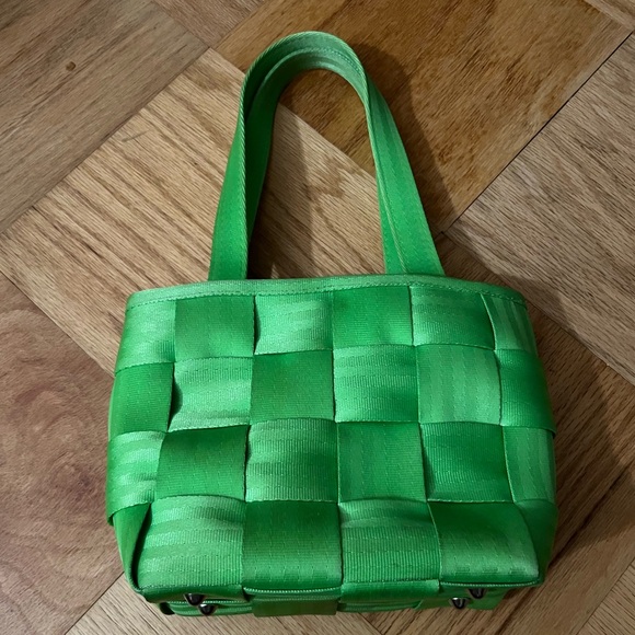 Harvey’s Green Seatbelt Bag - Picture 2 of 14